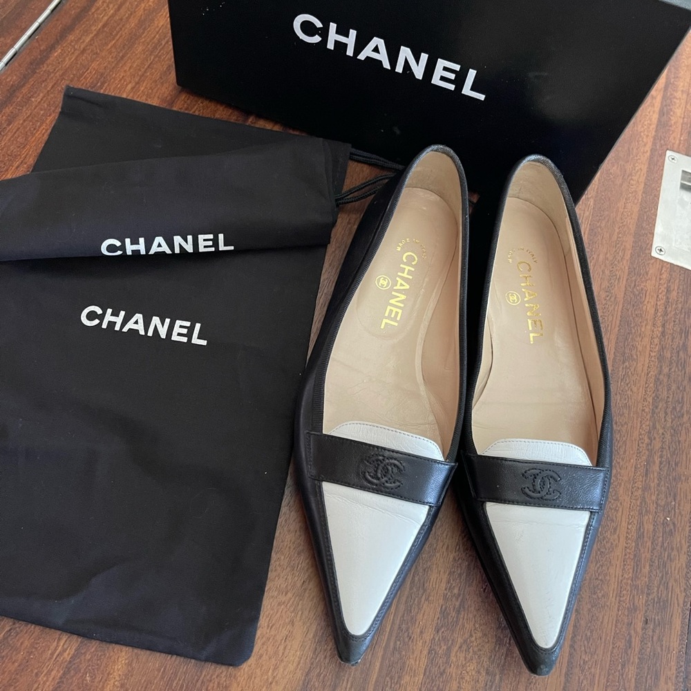 CHANEL tuxedo flats size 38.5